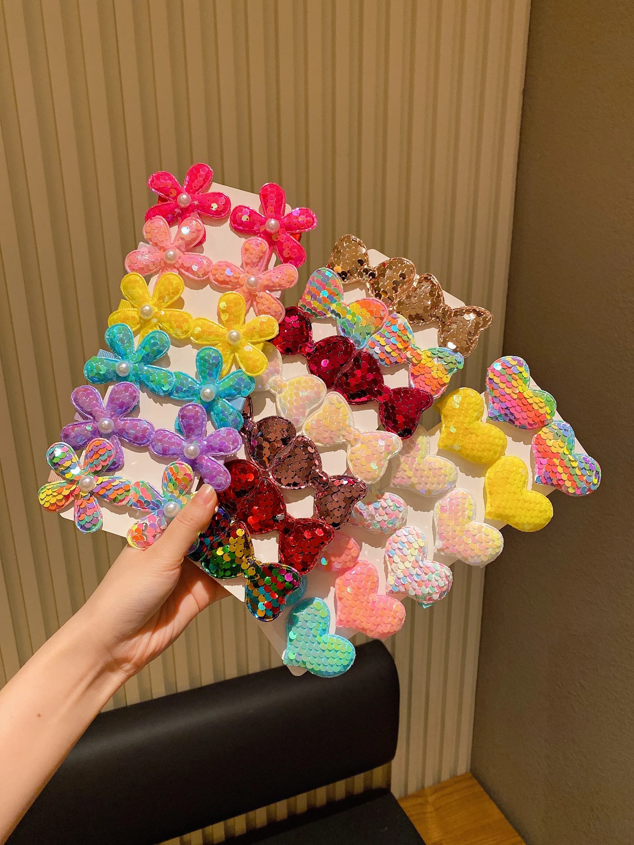 Hair clip with flower-shaped bow with multicolored sequins from 12/14/24/38 pieces: shine every day as a gift for teenagers!