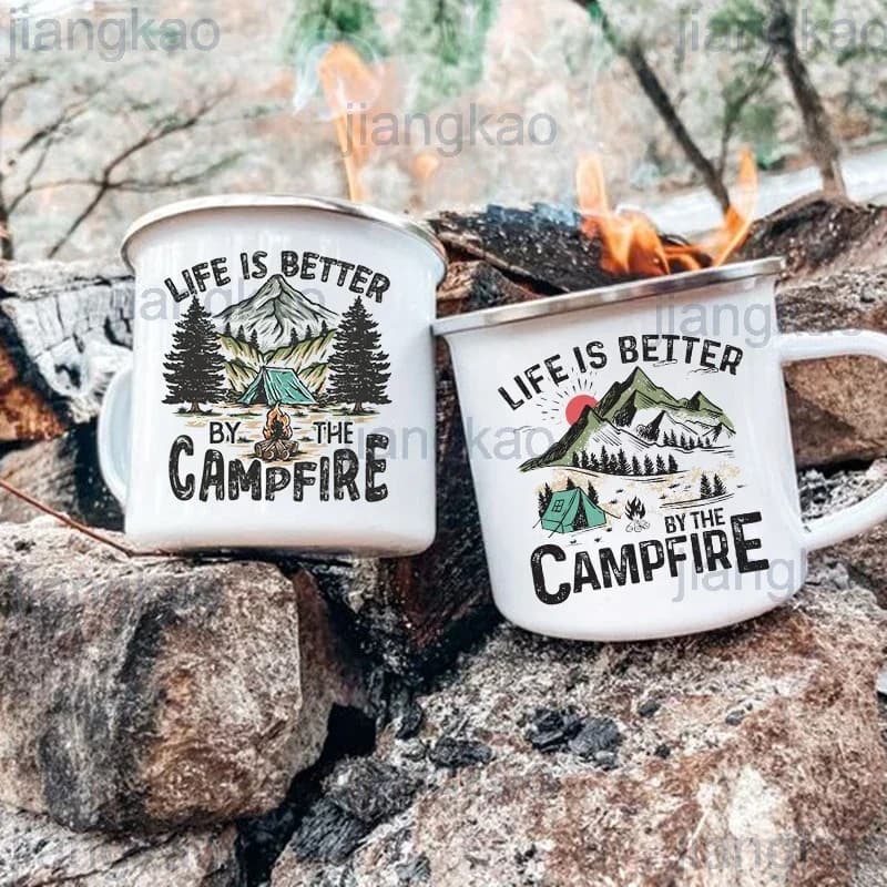 Life Is Better By The Campfire Tazze da campeggio stampate Tazza da campeggio smaltata Avventura Campfire Party Tazza da succo di birra Regali per camper
