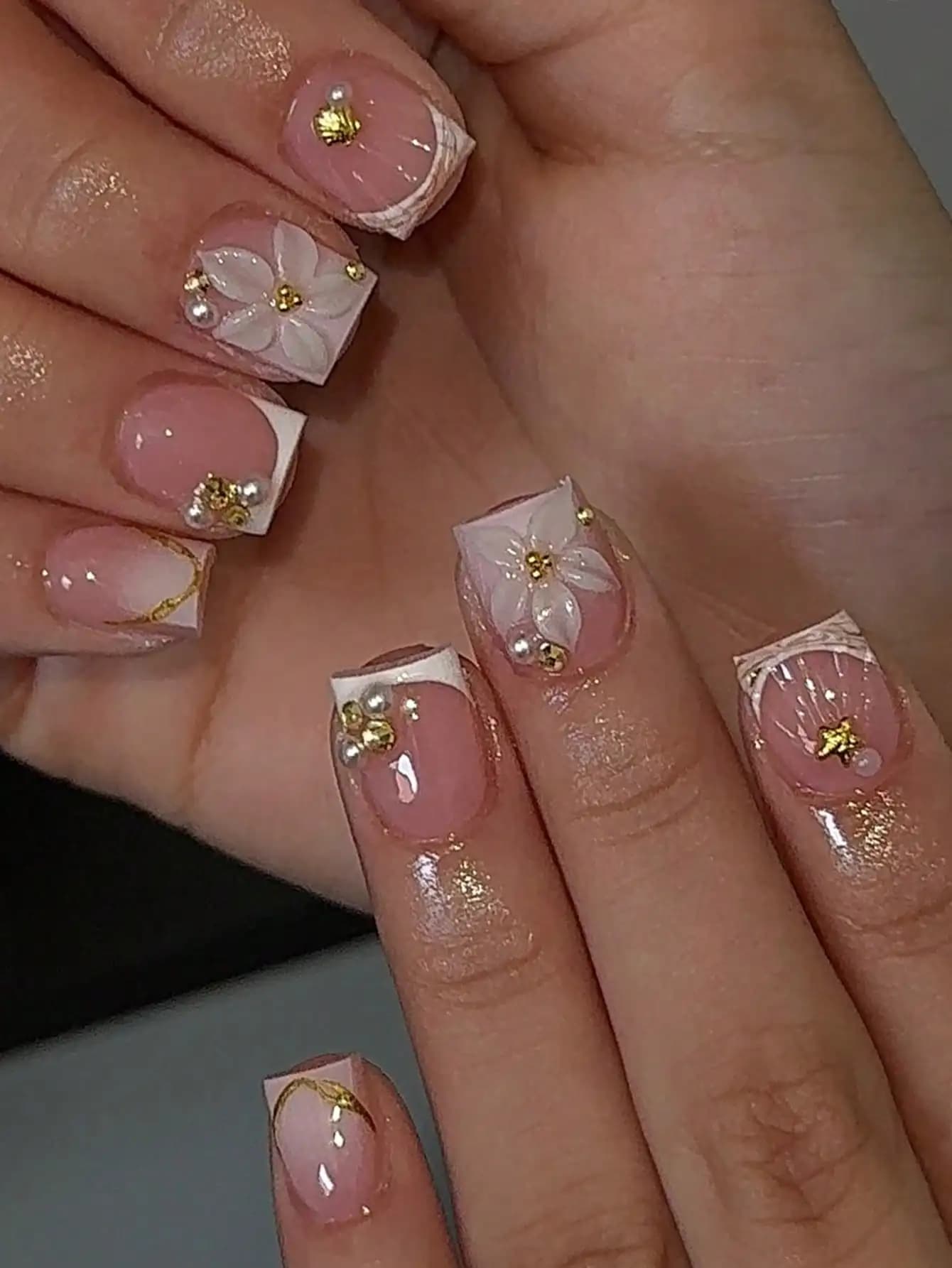 24 pezzi di unghie finte quadrate corte bianche con decorazioni floreali in acrilico, graziose punte per manicure in gel con lega cromata, set di accessori per nail art (include: 1 gel effetto gelatina, 1 lima per unghie), adatte per donne, per l'uso quotidiano, appuntamenti e feste.