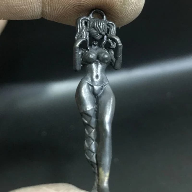Ciondolo Steampunk Harley in bronzo massiccio da 3,5 cm - Figura doppia treccia forgiata a mano Decorazione da scrivania gotica per giochi e ufficio da collezione