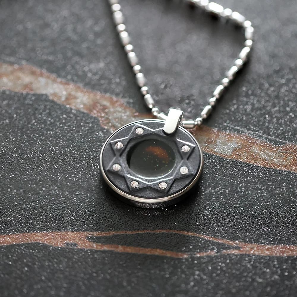 Collana Unisex con Ciondolo in Pietra Vulcanica Termosensibile, Accessorio Salutare in Acciaio Inossidabile Resistente all'Usura e Delicato sulla Pelle