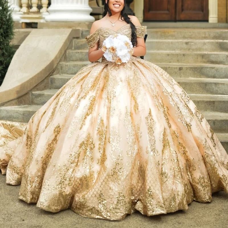 Champagne lucido Abiti stile Quinceanera Abito da ballo con spalle scoperte Applique in oro Perline Festa di compleanno Dolce 16 Abiti Abiti 15