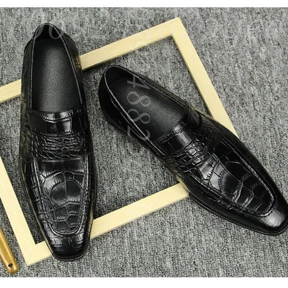 Mocassini da Uomo Premium in Pelle Nera Goffrata Coccodrillo, Elegante Silhouette Slip-On, Calzature Formali Sofisticate con Punta Affusolata