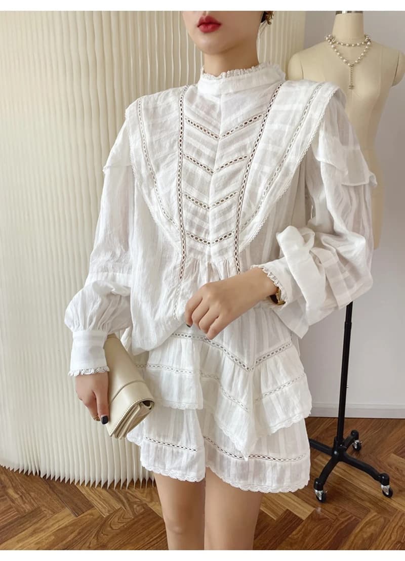 Elegant Women's White Complete with Drilled Embroidery, Set Two Pieces Victorian Style with Long Sleeve Blusa with Volant and Miniskirts Matched
