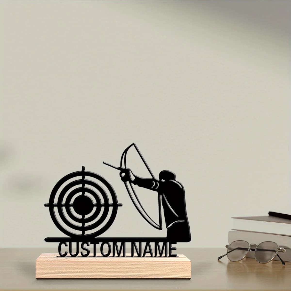 Statua in Metallo Incisa Personalizzata per Tiro con l'Arco - Ghisa con Base in Legno, Decorazione da Scrivania, Regalo con Design a Silhouette di Arciere e Bersaglio
