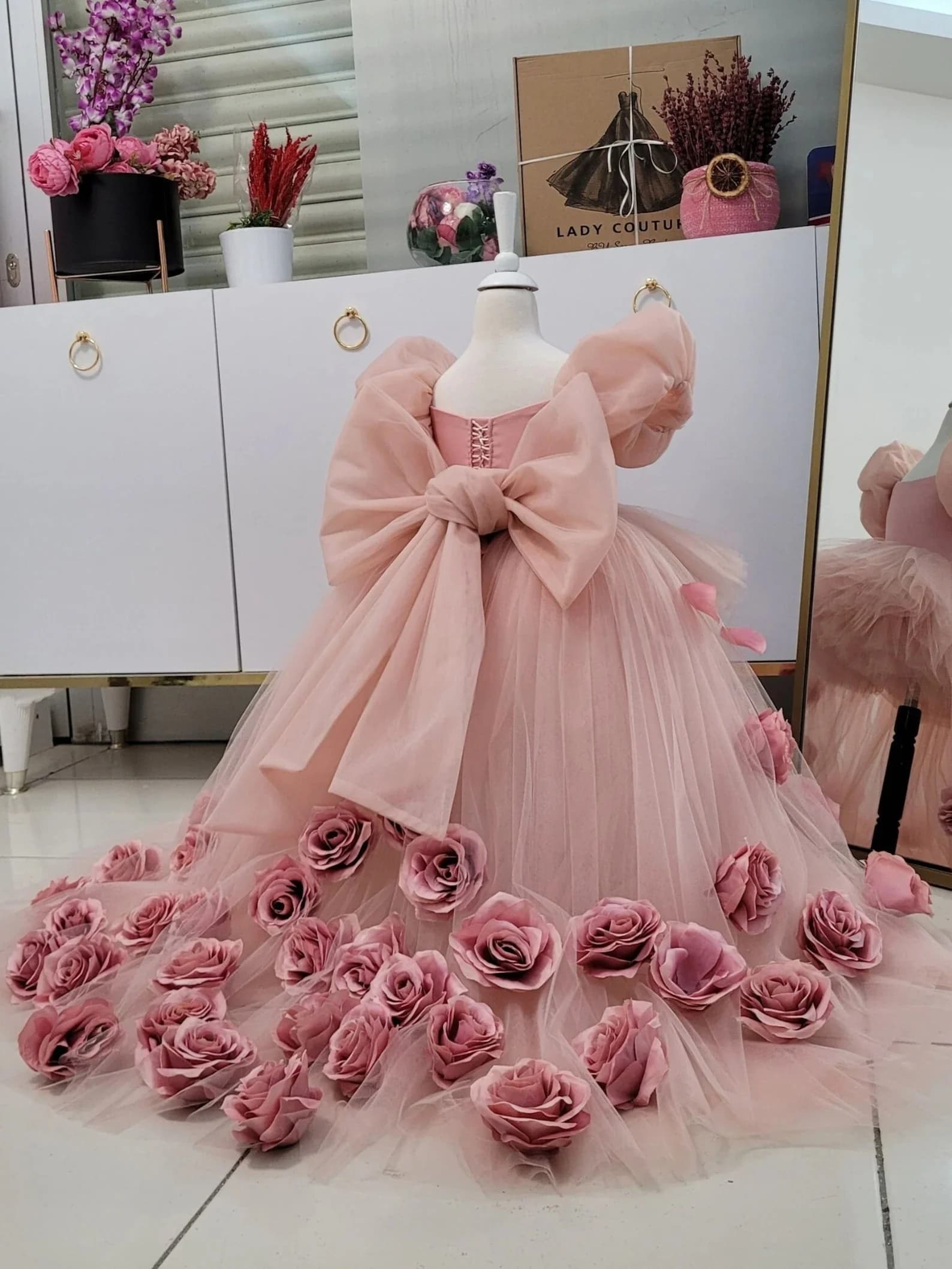 Custom Luxury Flower Girl Dress Wedding Gown Birthday Party Pageant Catwalk Puff Sleeve Pink Tulle Dress with Big Bow and Roses
