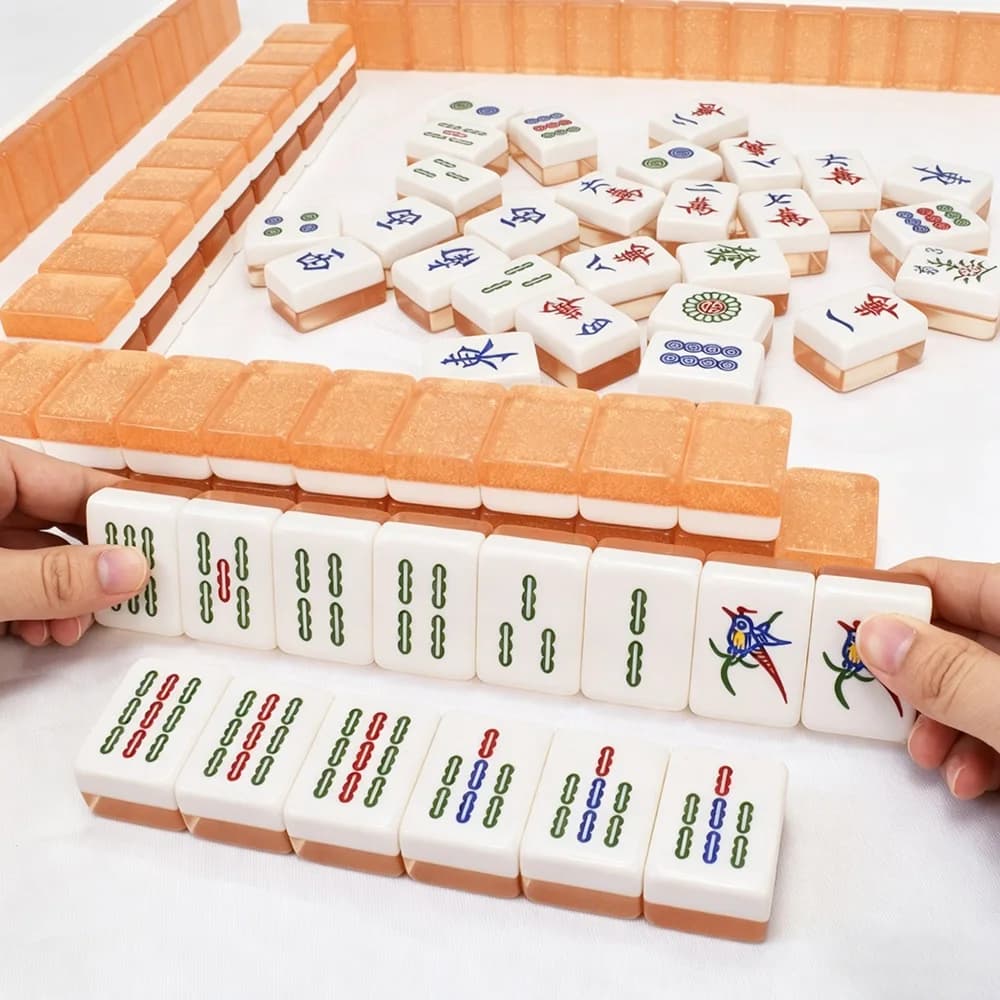 Set di Mahjong Cinese di Lusso in Acrilico Dorato con Cristalli, 144 Tessere Levigate a Mano, Gioco da Tavolo Portatile per Famiglia e Viaggi