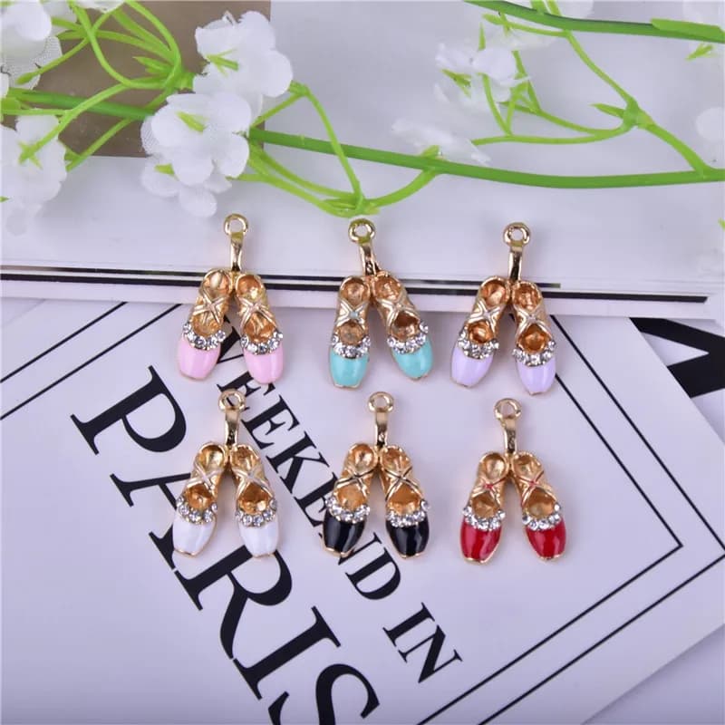 10 pz/pacco Pantofole Da Balletto Smalto Pendenti E Ciondoli Scarpe In Metallo Color Oro Orecchino Del Pendente FAI DA TE Accessori Gioelleria Raffinata E Alla Moda 15*26mm
