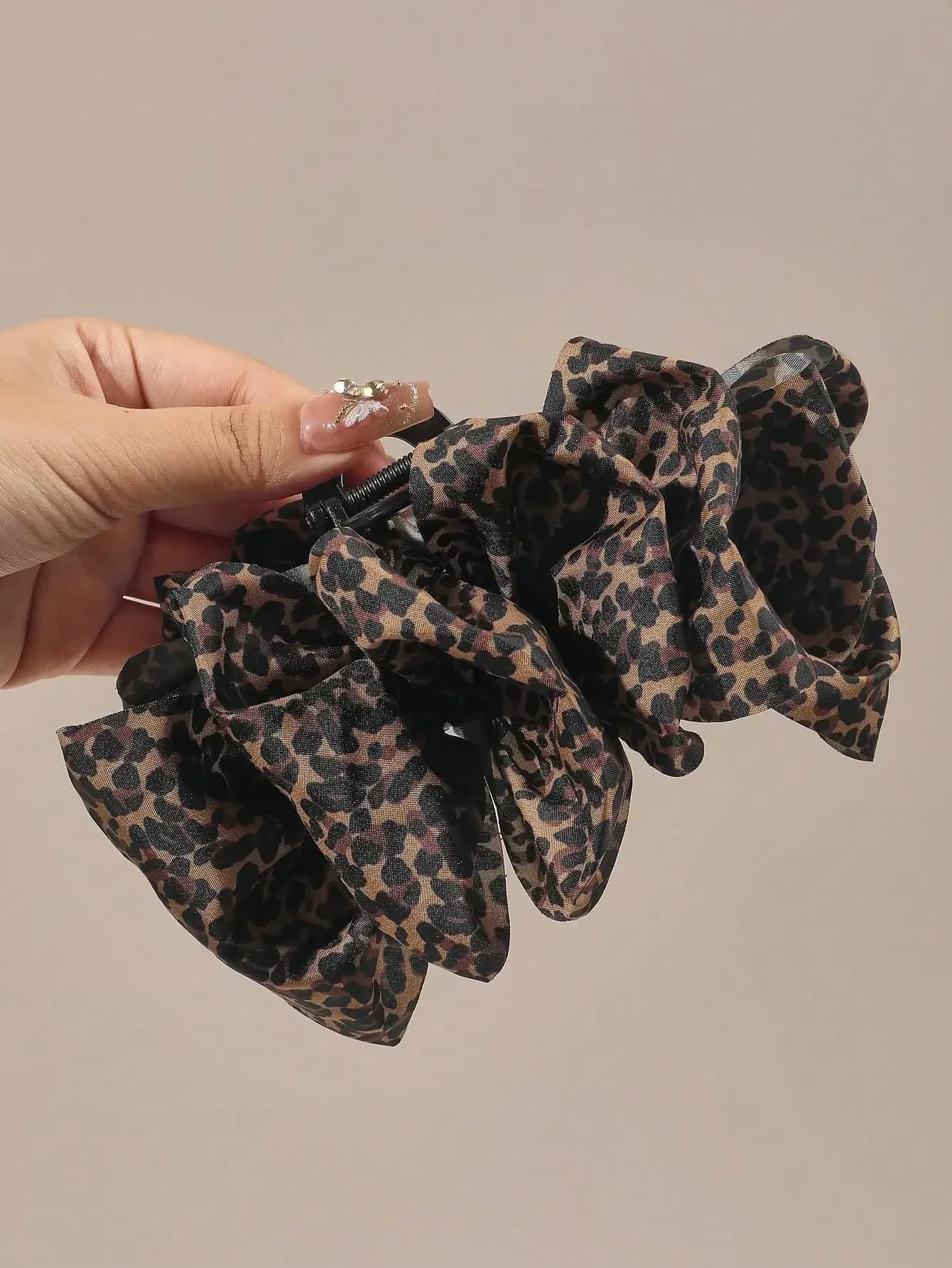 Fermaglio per capelli oversize in tessuto stropicciato con stampa leopardata, accessorio moda per donna