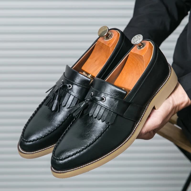 Mocassini con nappe a punta affilata da uomo semplici e versatili scarpe da uomo in pelle formale casual da lavoro in PU da gentiluomo britannico
