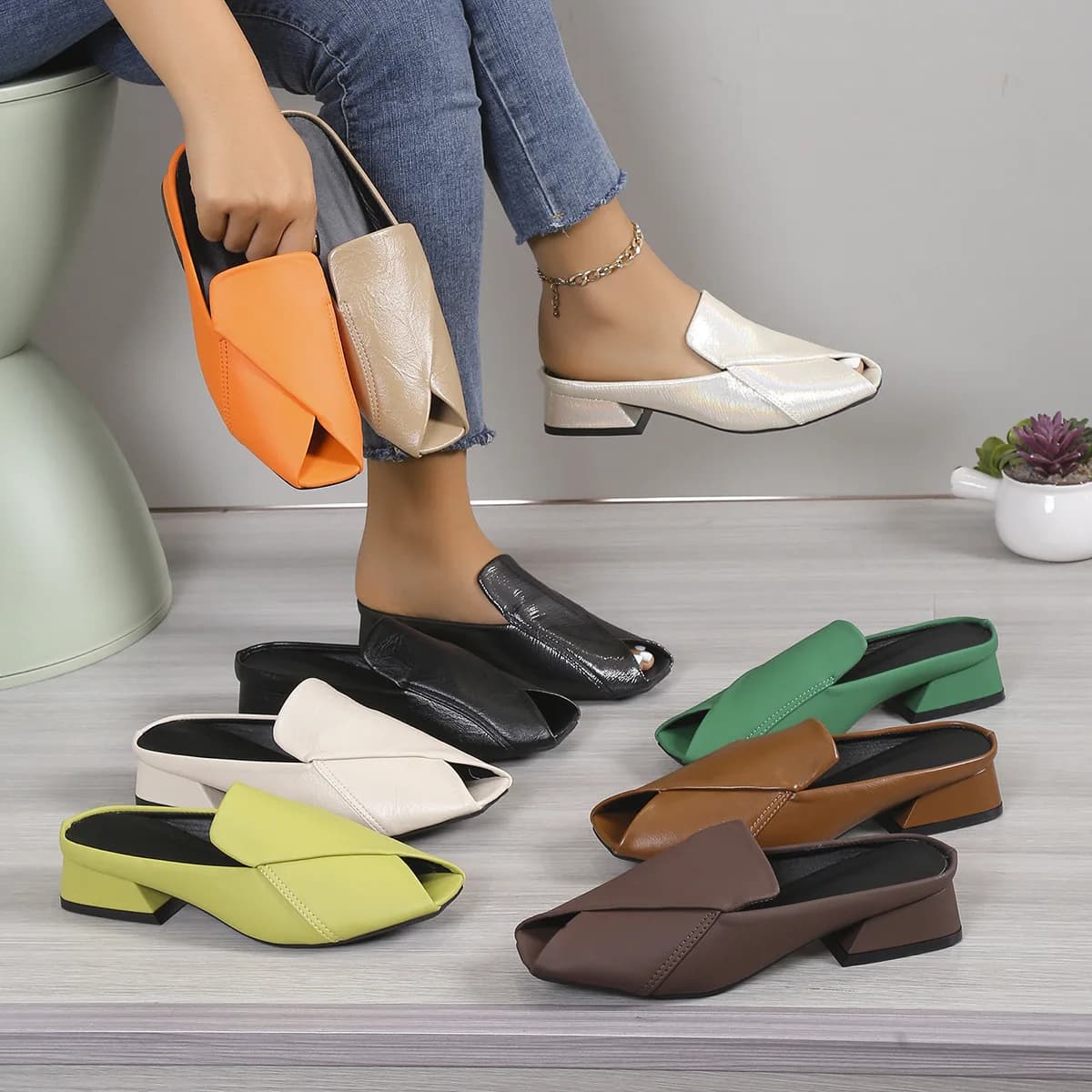 2026 New Casual Large Size Slip-On Hollow Out Casual Flats Leather Comfort Ladies Shoes Women Sandals Low Heel Outdoor Slippers