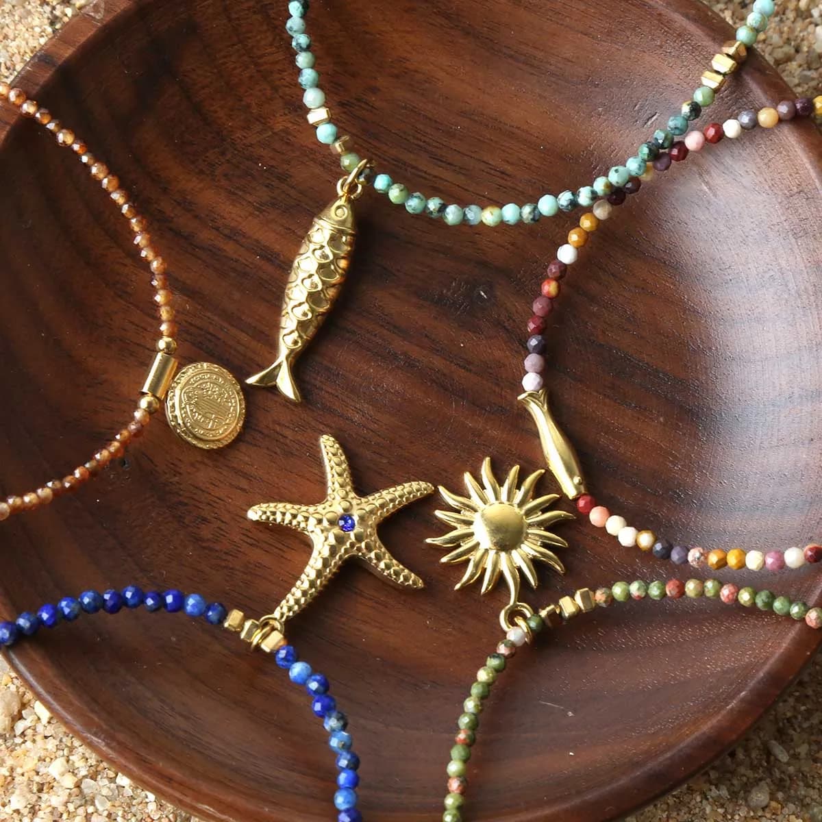 Collana con perline in pietra naturale colorata con animali marini, ciondolo a forma di pesce piccolo in acciaio inossidabile, collana personalizzata e alla moda