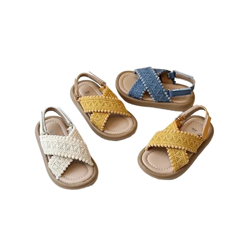 Sandalo da ragazza di moda 2025 Estate Nuovi bambini Sandali con cinturino all'uncinetto per ragazze Scarpe da spiaggia per bambini con suola spessa antiscivolo Stile Boho