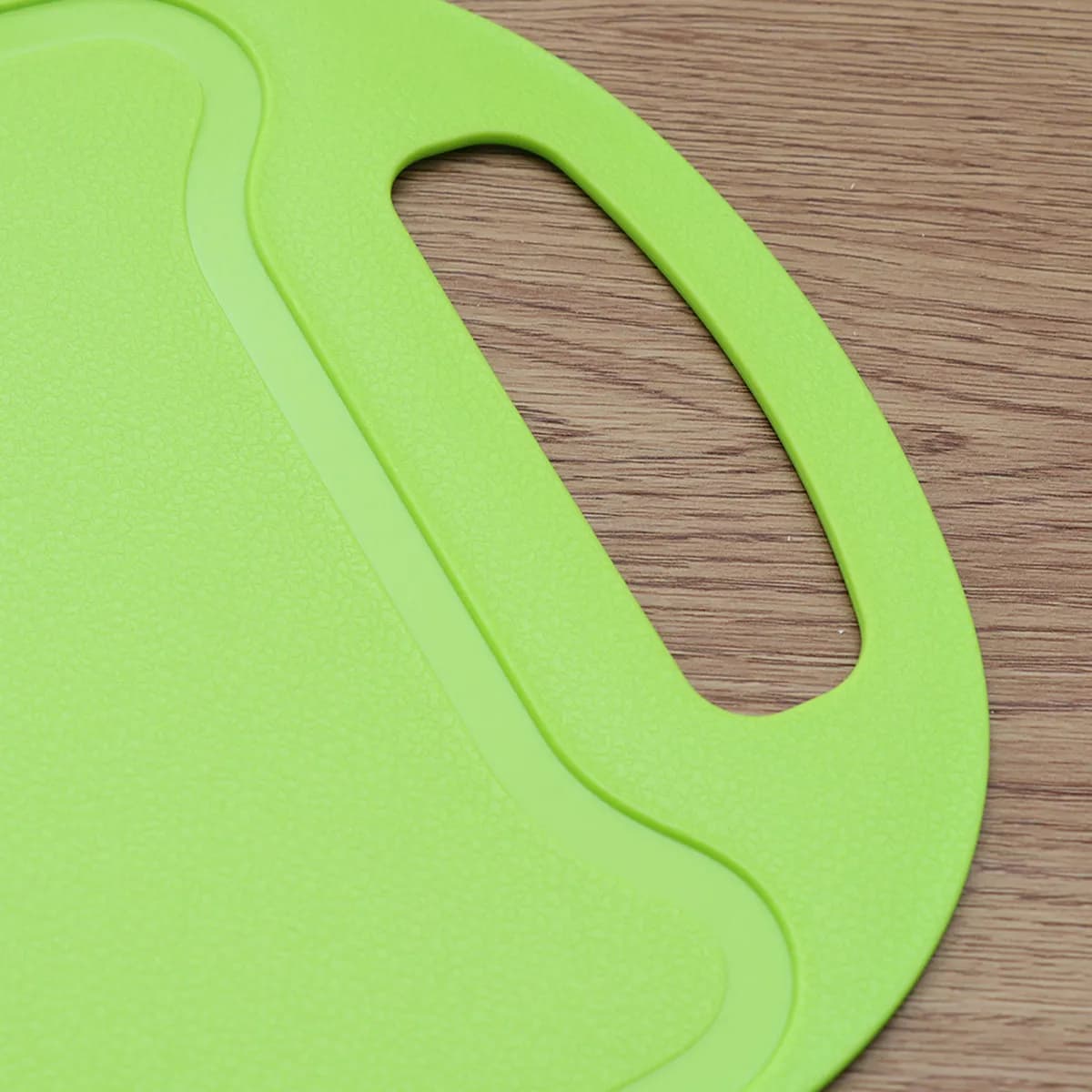 Tagliere Multifunzionale in Plastica con Scanalatura Profonda, Antiscivolo, Antibatterico, Raccoglitore di Succhi e Gancio per Appendere