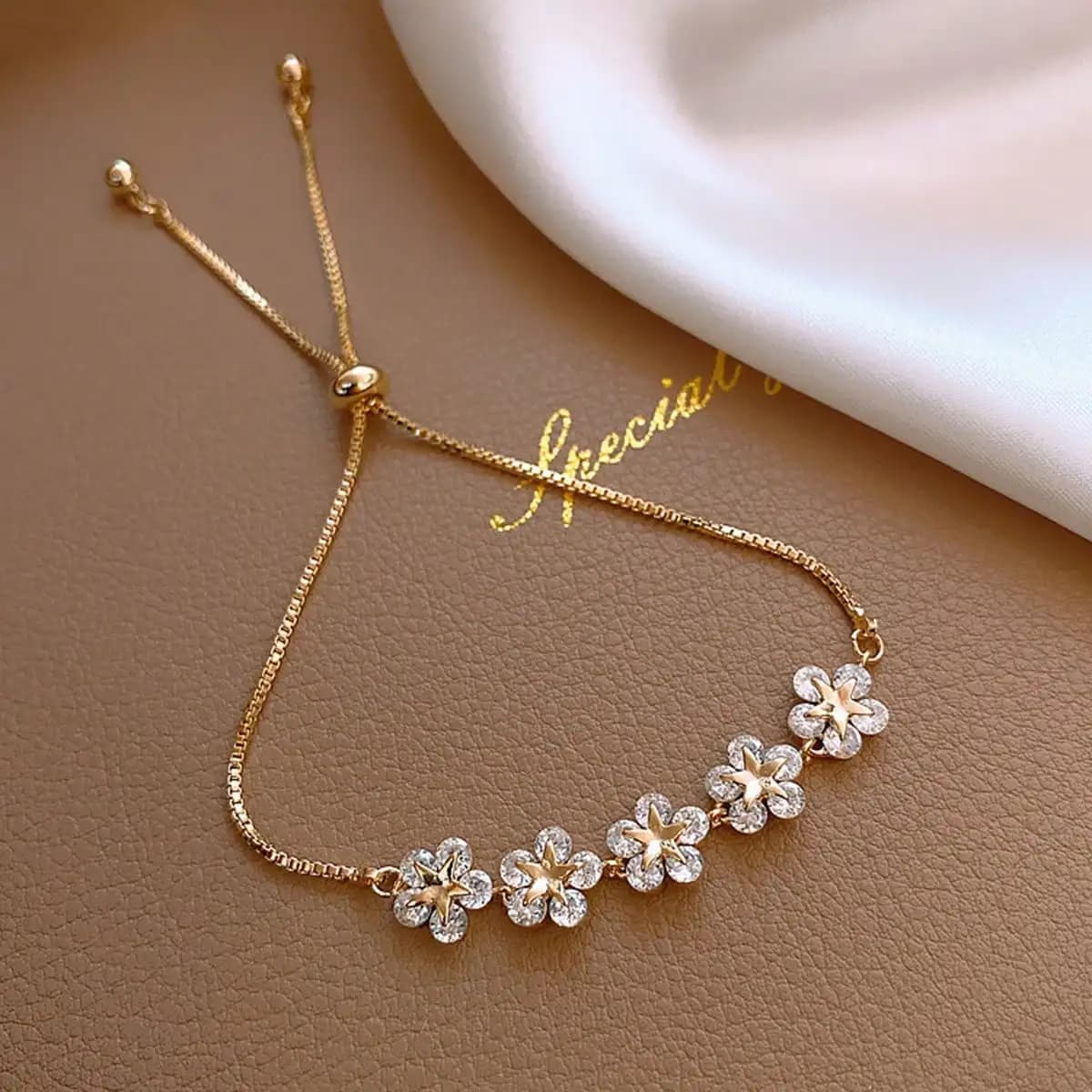 Bracciale con Fiore Placcato Oro, Cristalli Brillanti, Catena Regolabile, Gioiello Elegante da Donna per Uso Quotidiano