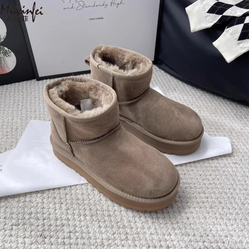 2026 Inverno Nuovi stivali da neve classici con suola spessa Pelliccia da donna Stivali corti caldi Pelliccia di pecora Scarpe di cotone integrate