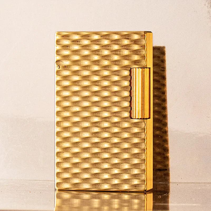 Accendino a olio in ottone di fascia alta, suono nitido all'apertura del coperchio, alla moda ed elegante per gli uomini. Mola antiscivolo laterale