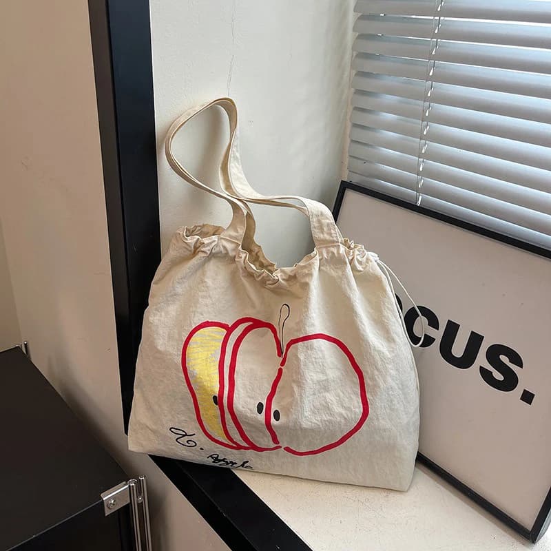 Borsa tote monospalla in nylon con coulisse in stile coreano nuovo estivo, borsa per pendolarismo con fetta di mela a contrasto rossa e bianca