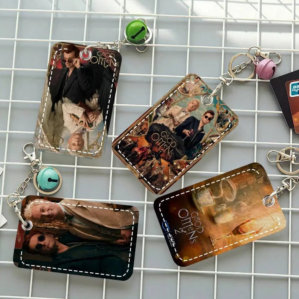 Porta carte del film della serie Good Omens, adatto per carte di credito, carte autobus, custodia protettiva rettangolare in morbida pelle con portachiavi