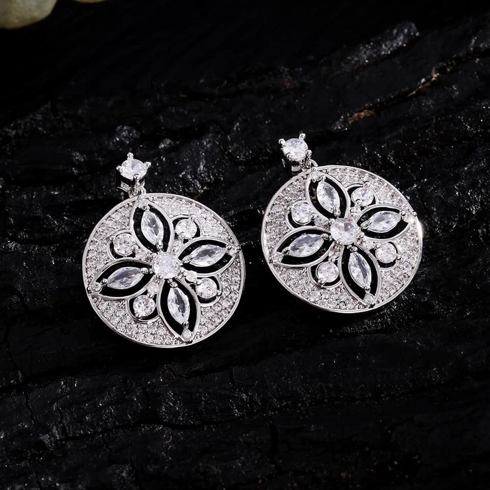 Orecchini a disco con zirconi RAKOL dal design scavato che esalta un lusso leggero e un tocco di alta gamma, accessorio di gioielleria