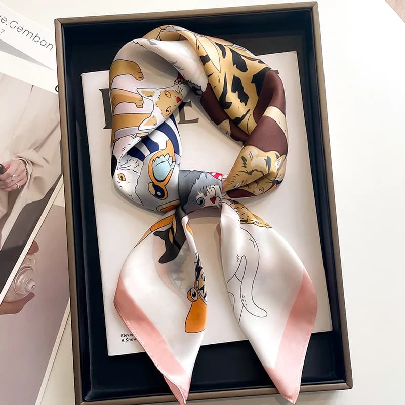 Foulard Quadrato in Seta con Stampa Gatto Carino, Design di Lusso da Donna, 70x70cm, Morbido Raso, Fascia per Capelli, Sciarpa da Collo, Hijab da Ufficio, Fascia per la Testa, Regalo
