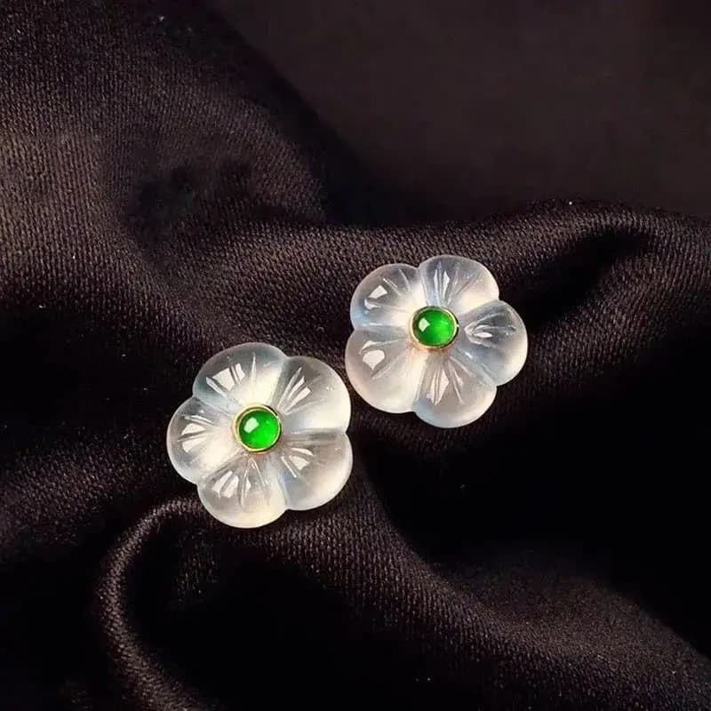 Orecchini a lobo con calcedonio bianco intarsiato, effetto ghiaccio trasparente, a forma di fiore, eleganti e compatti