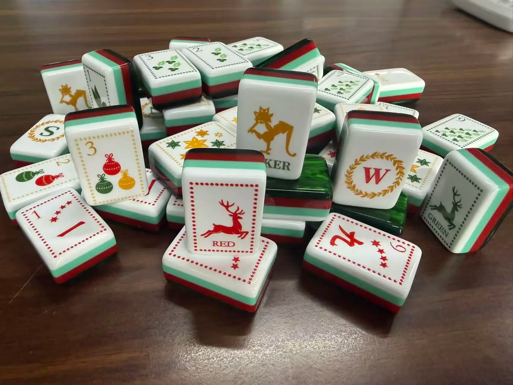 Holly Jolly Tiles Luxury Jade Green Tiles Big Mahjong Set 4 Layer Cards Party Table Game 4 Players Game