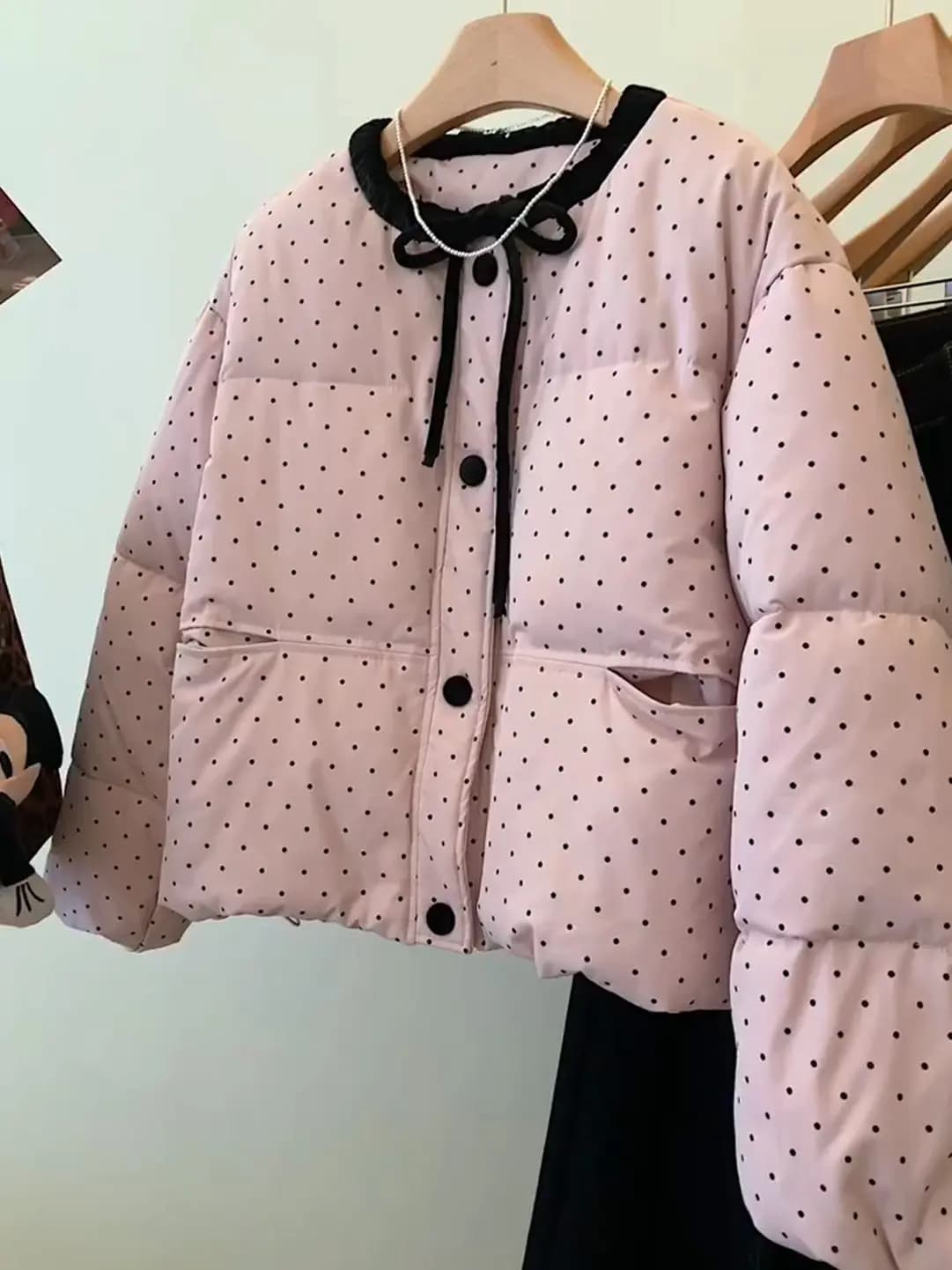 Giacca in cotone ispessito con design a pois rosa, giacca invernale da donna alla moda con collo rotondo, calda e versatile, stile coreano