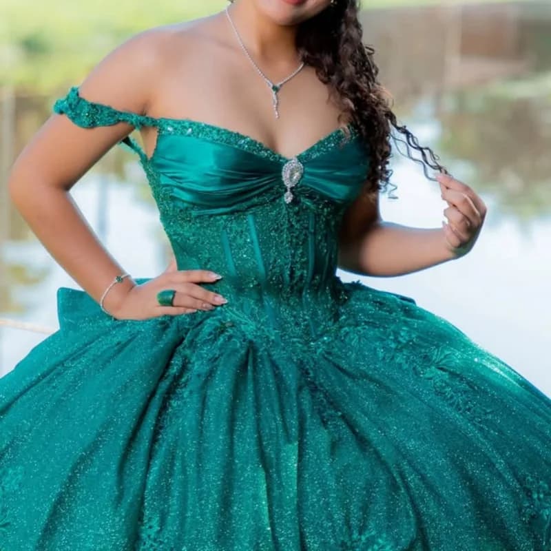 Abito Quinceanera verde scuro lucido Ciondolo in cristallo con paillettes Decalcomania Coda lunga Fiocco Abiti da 15 Quinceanera Personalizza