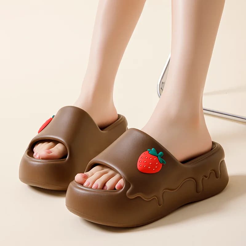 Fashionable women's slippers with fruit shaped plateaus, adorable EVA slippers in strawberry shape, open women's sandals with chocolate drip pattern, beach slippers