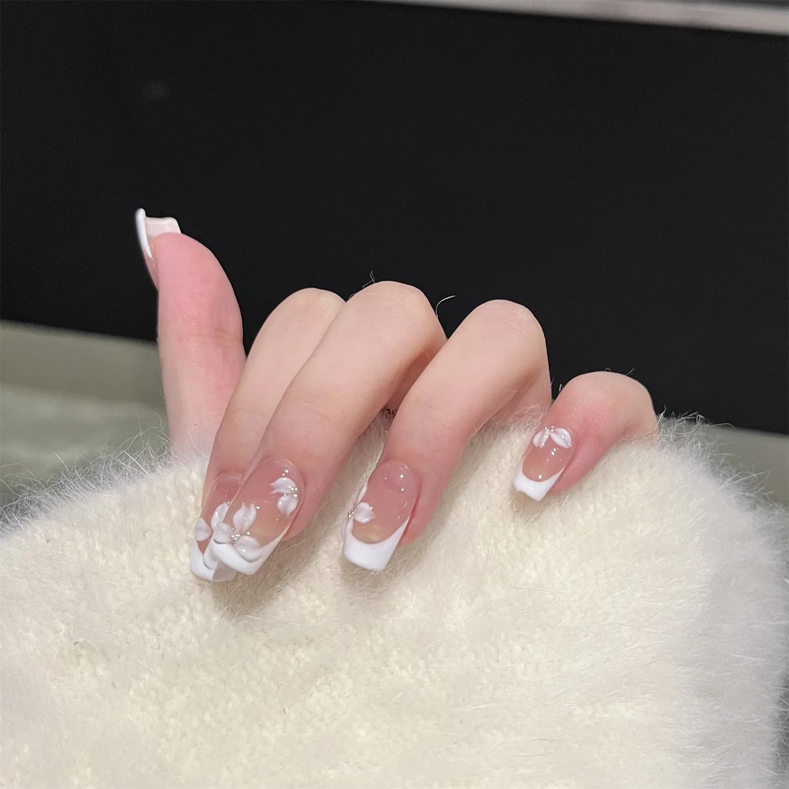 10 pezzi di unghie finte bianche nude francesi fatte a mano con design floreale 3D elegante stampa opaca lucida sulle unghie per la festa di nozze