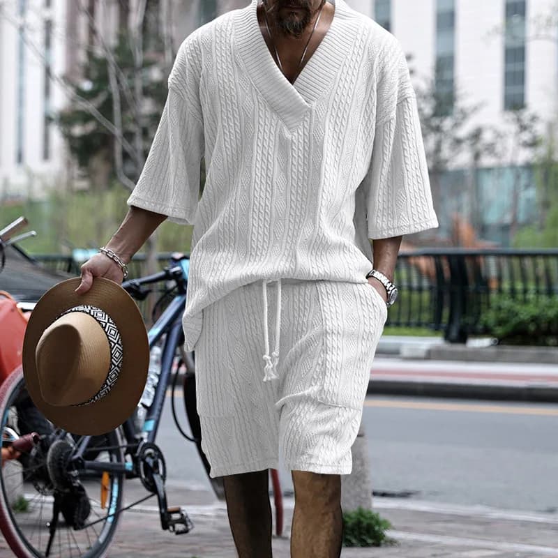 Completo da uomo in maglia testurizzata con maniche a 3/4, scollo a V e pantaloncini con coulisse, due pezzi