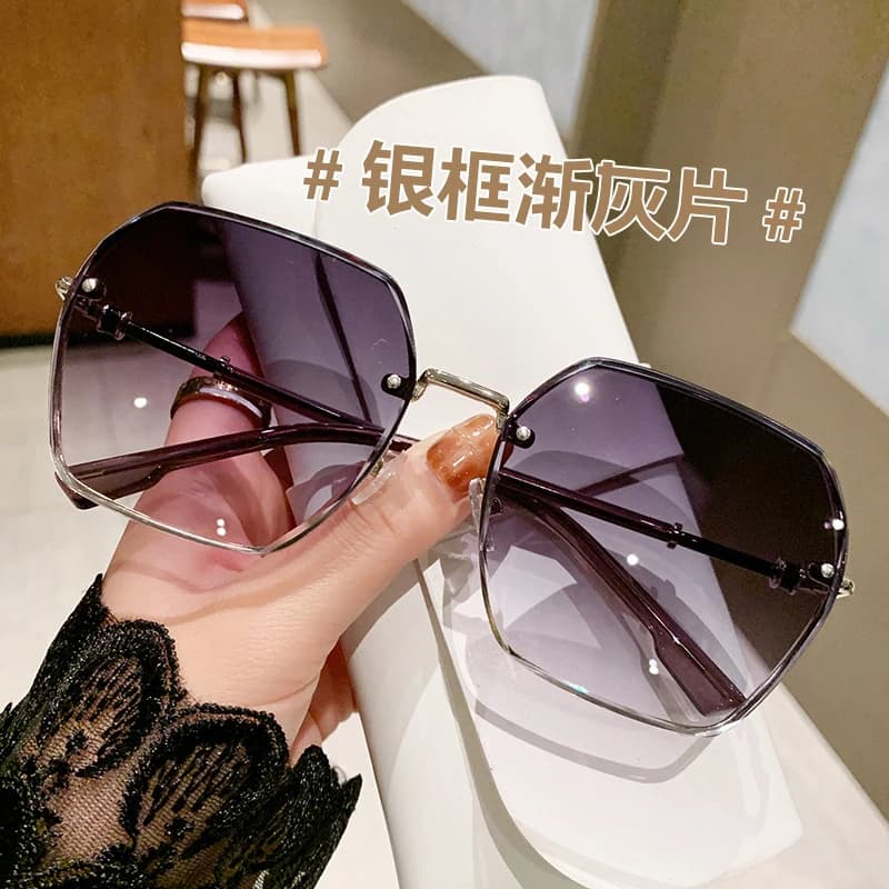 Nuovi occhiali da sole estivi da donna di alta gamma, anti-UV, con montatura grande e effetto snellente, alla moda.