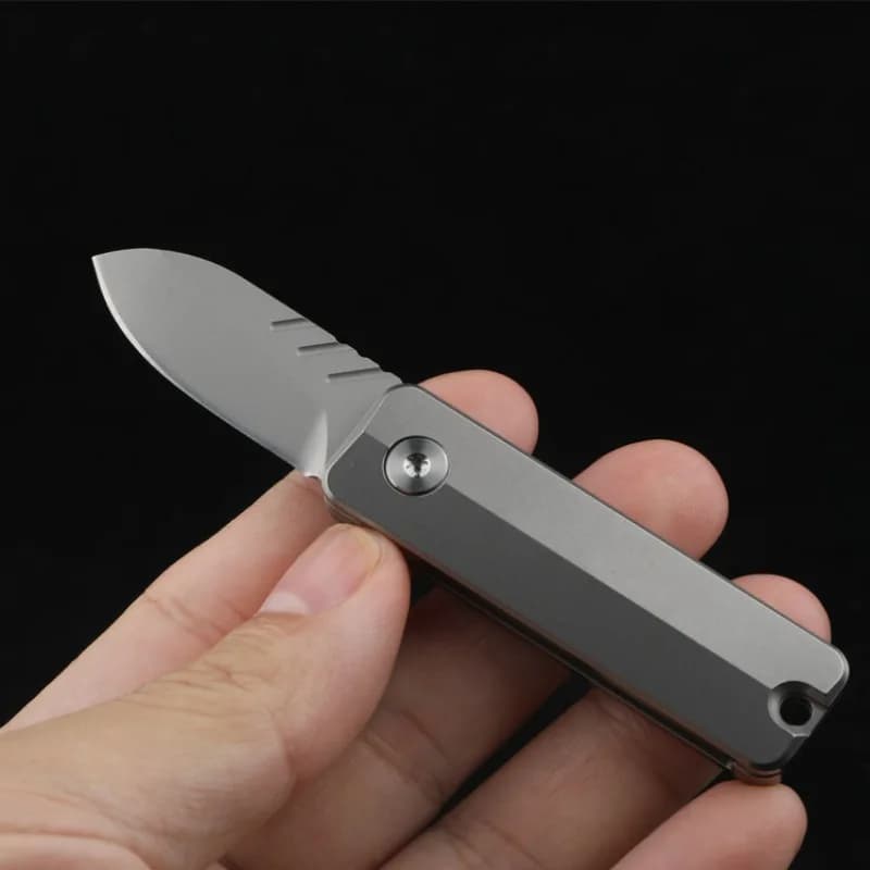 Coltello pieghevole in lega di titanio Mini coltello tascabile portatile manico rotante strumenti EDC a rilievo di pressione Unboxing Cutter Survival Multitool