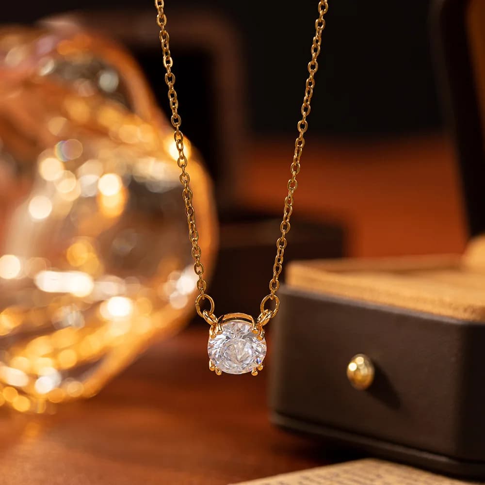 Collana in oro con diamante singolo a quattro griffe e zircone grande, stile lusso leggero, moda di nicchia, stile influencer, catena per clavicola, vendita all'ingrosso transfrontaliera