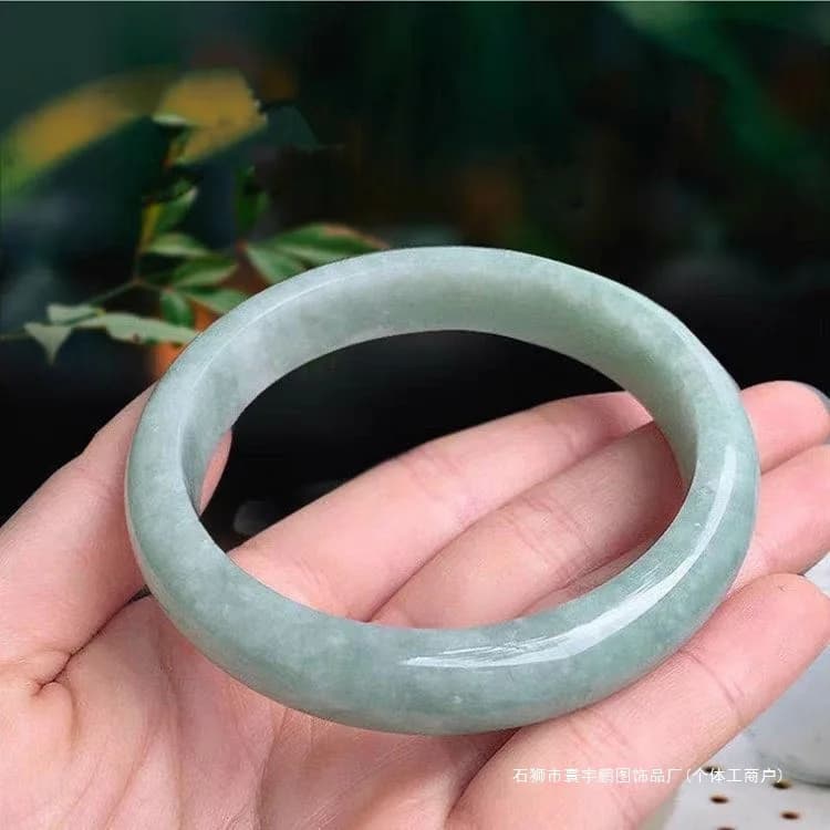 Bracciale in giadeite verde chiaro naturale del Myanmar, bracciale di bellezza in giadeite verde fagiolo.