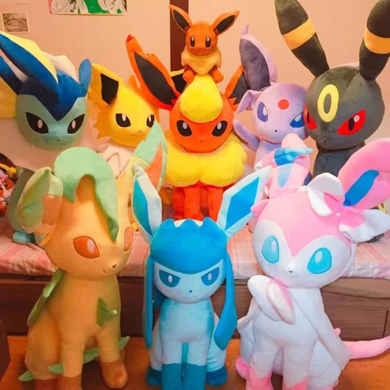 16 Stili di Peluche Pokemon Eevee Family: Eevee, Sylveon, Flareon, Jolteon, Vaporeon, Pikachu, Bambole Morbide Imbottite, Regalo per Bambini