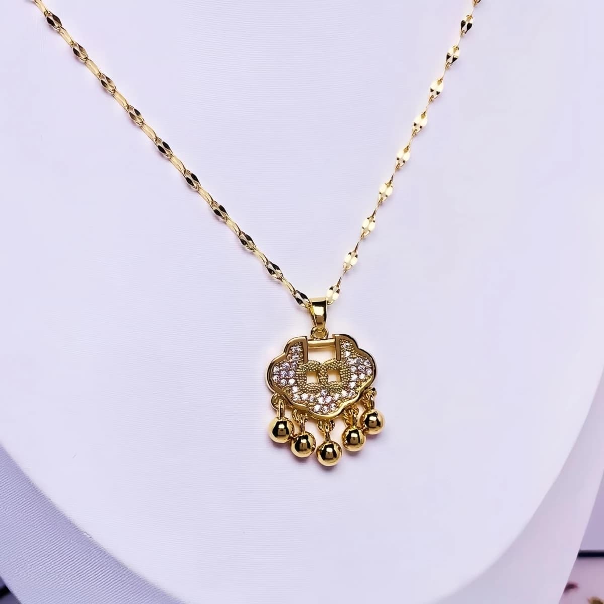 Collana con Ciondolo a Lucchetto Dorato in Stile Cinese, Tradizionale Lucchetto Ruyi con Campanelli, Gioiello Etnico Vintage, Regalo per Donne
