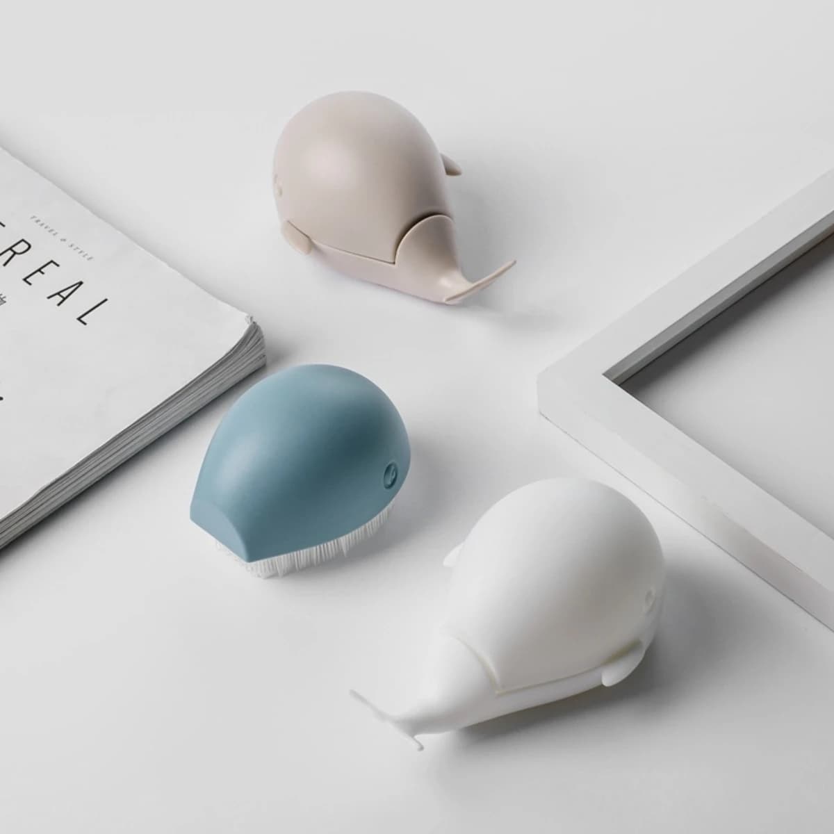 Creative and cute whale laundry brush, shoe brush, household small brush, no shedding of hair, no damage to clothes