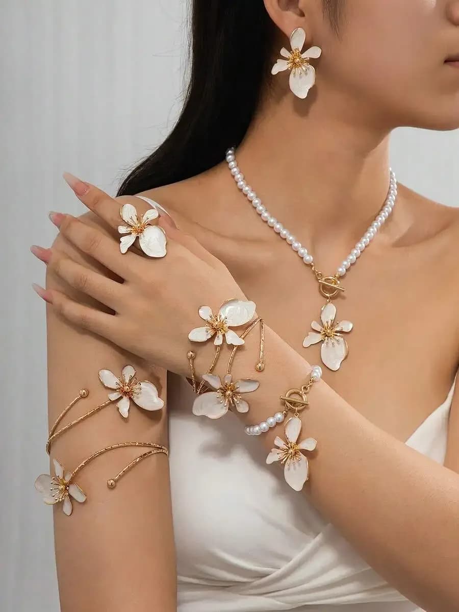 Set di collana, orecchini, anello e bracciale con perle floreali per donna, gioielli eleganti e alla moda