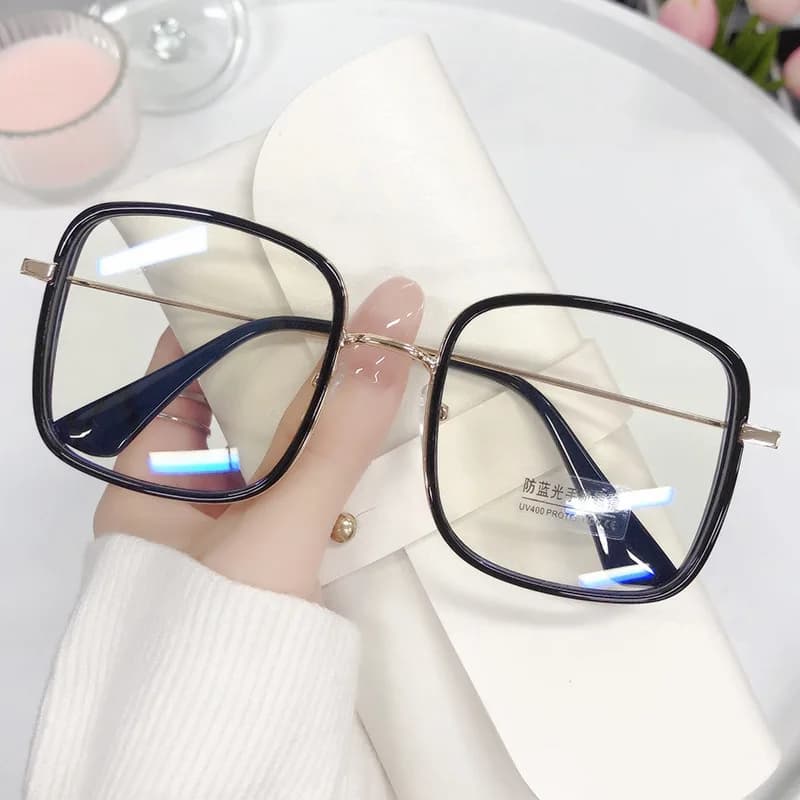 Nuovi occhiali quadrati di tendenza: l'essenziale per lo street style per look senza trucco.