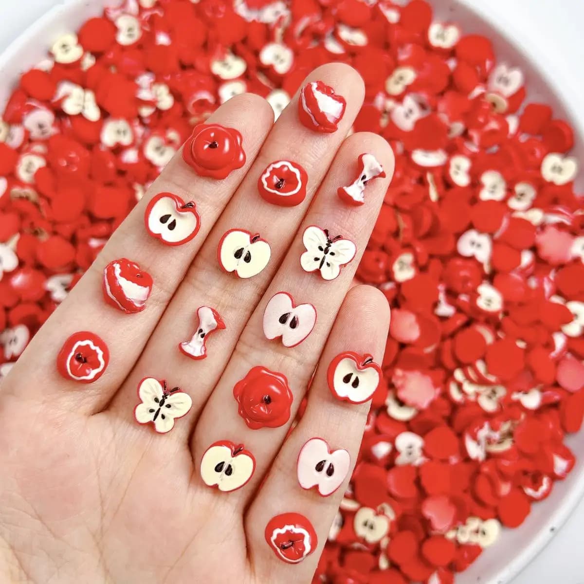 Innovativi ciondoli per unghie in resina di mela rossa simulata 3D Adorabili decorazioni creative per nail art con mela rossa scuro per unghie a forcina fai da te