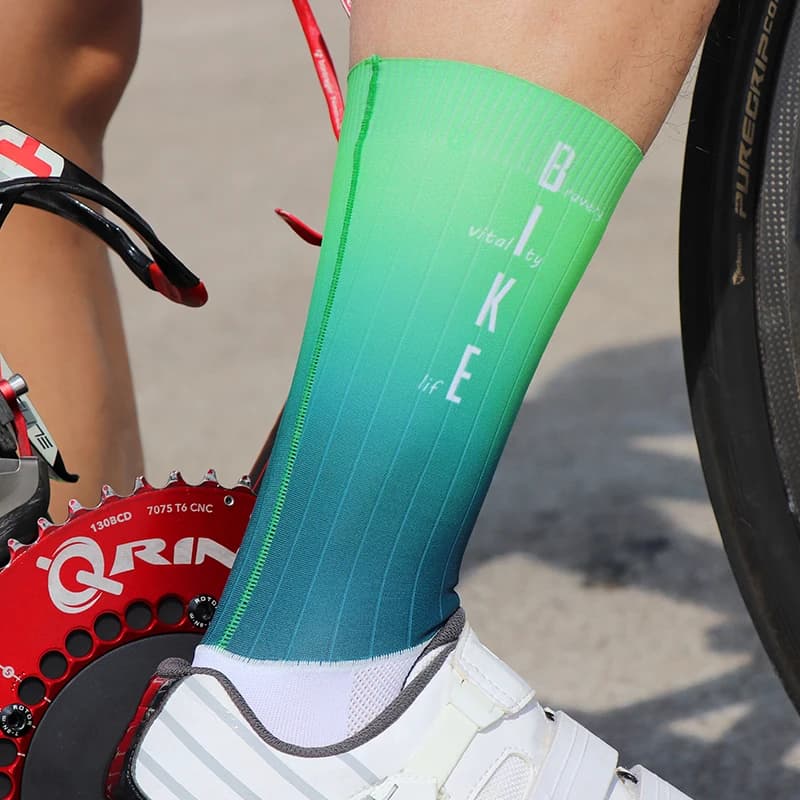 Calzini sportivi Mcycle Aero Calzini antiscivolo senza cuciture per bici da bicicletta Calzini aerodinamici da ciclismo con sfumatura di colore