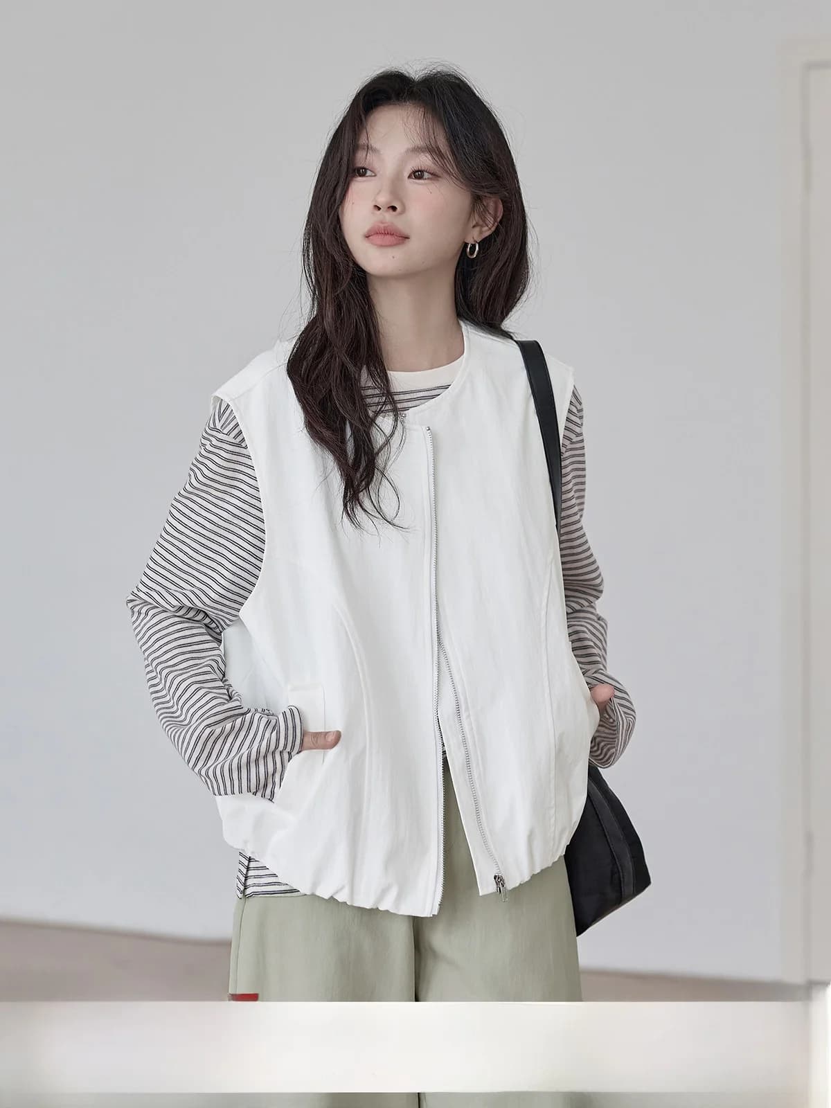 Gilet Senza Maniche Bianco con Collo Rotondo HuiXi, Nuovo Stile 2026, Soprabito Coreano Semplice a Strati con Spalline per Donna