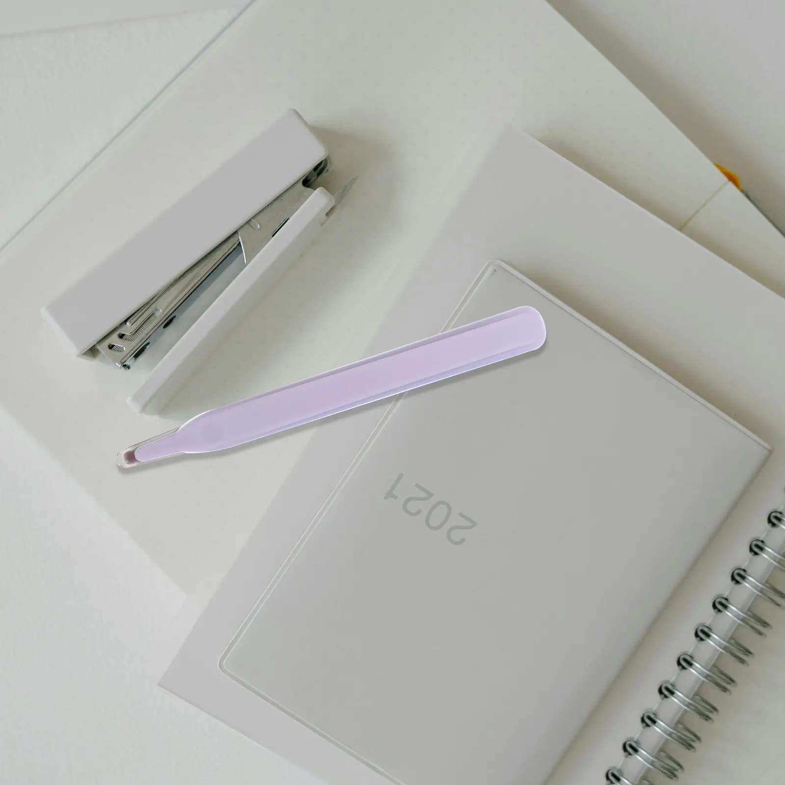 2 Pezzi Dispositivo per Rimuovere Graffette, Leggero, Gommato, Uso Universale per Ufficio, Scuola, Casa, Strumento Multiuso per Rimuovere Graffette e Chiodi