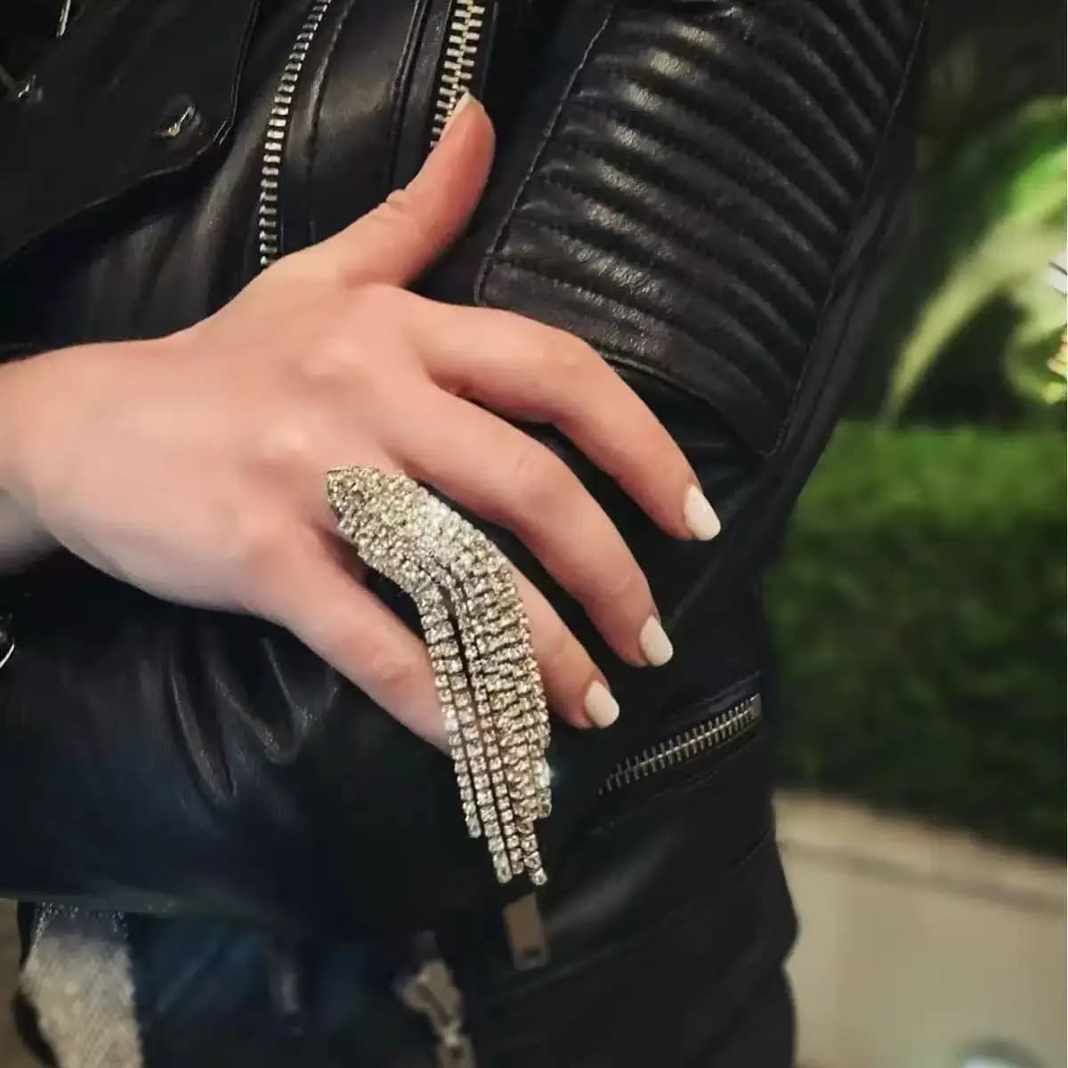Anello con Nappine e Strass di Tendenza, Bestseller, Anello con Lunga Nappina Scintillante alla Moda, Accessorio di Gioielleria Semplice ed Elegante