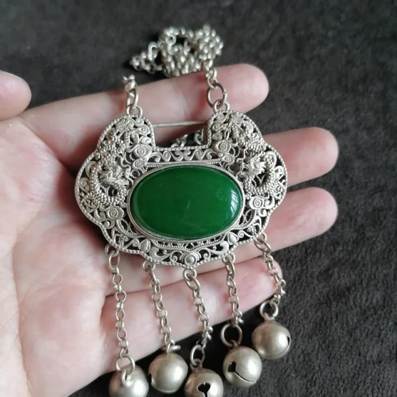 Collana con ciondolo con serratura della pace in agata verde intarsiata in argento antico con area tibetana da collezione