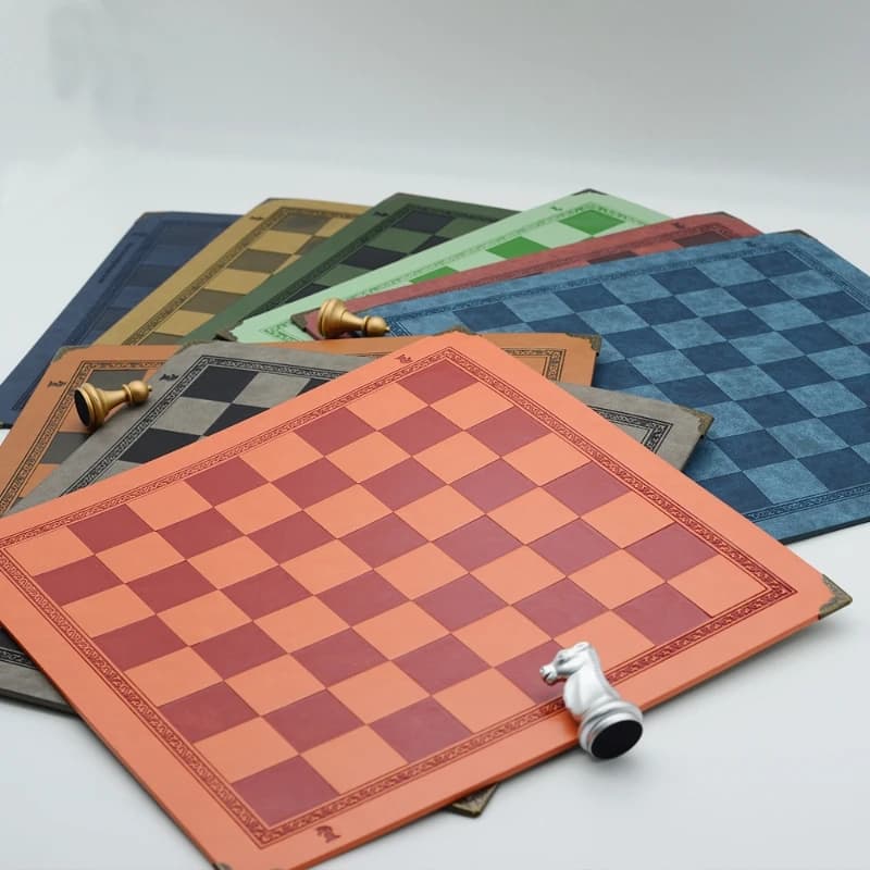Scacchiera 9 colori Design in rilievo gioco da tavolo in pelle portatile universale dama di lusso scacchi giocattolo intellettuale regalo