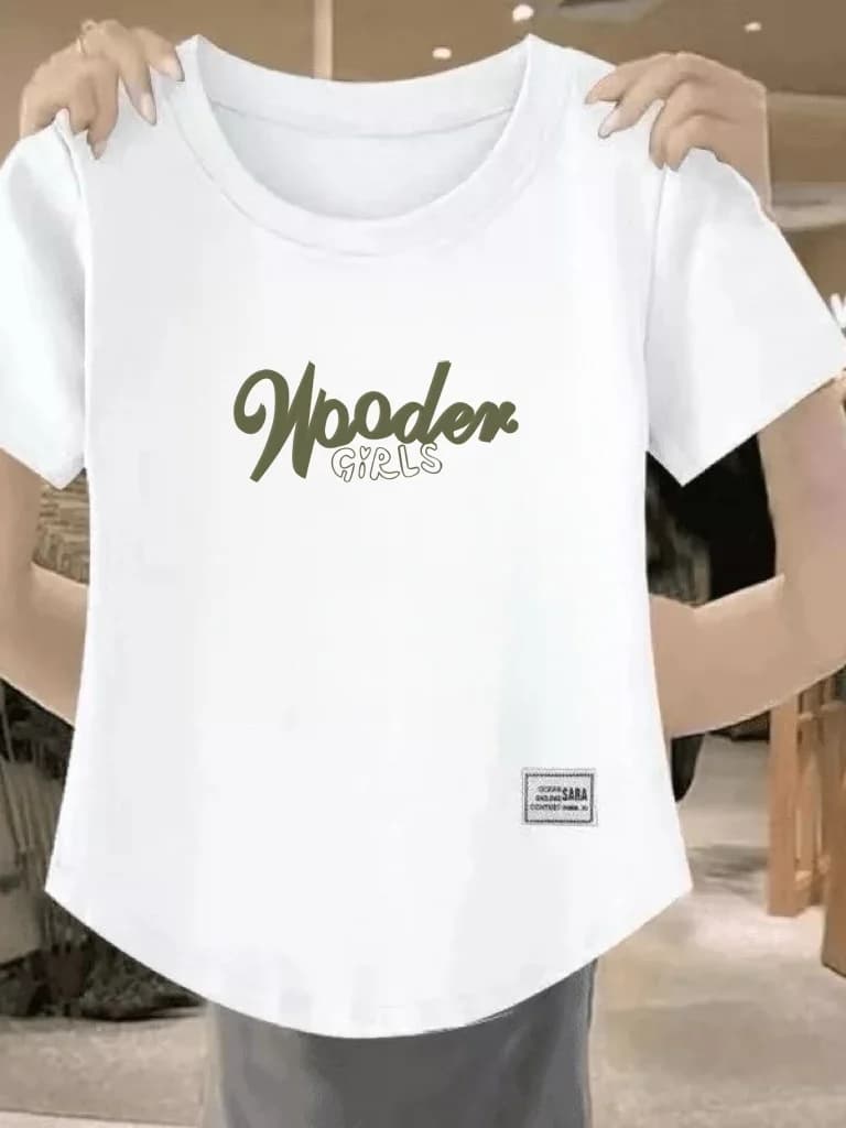 T-shirt slim fit a maniche corte da donna, top casual estivo alla moda con stampa di lettere, girocollo in fibra di poliestere che nasconde le imperfezioni e valorizza la figura