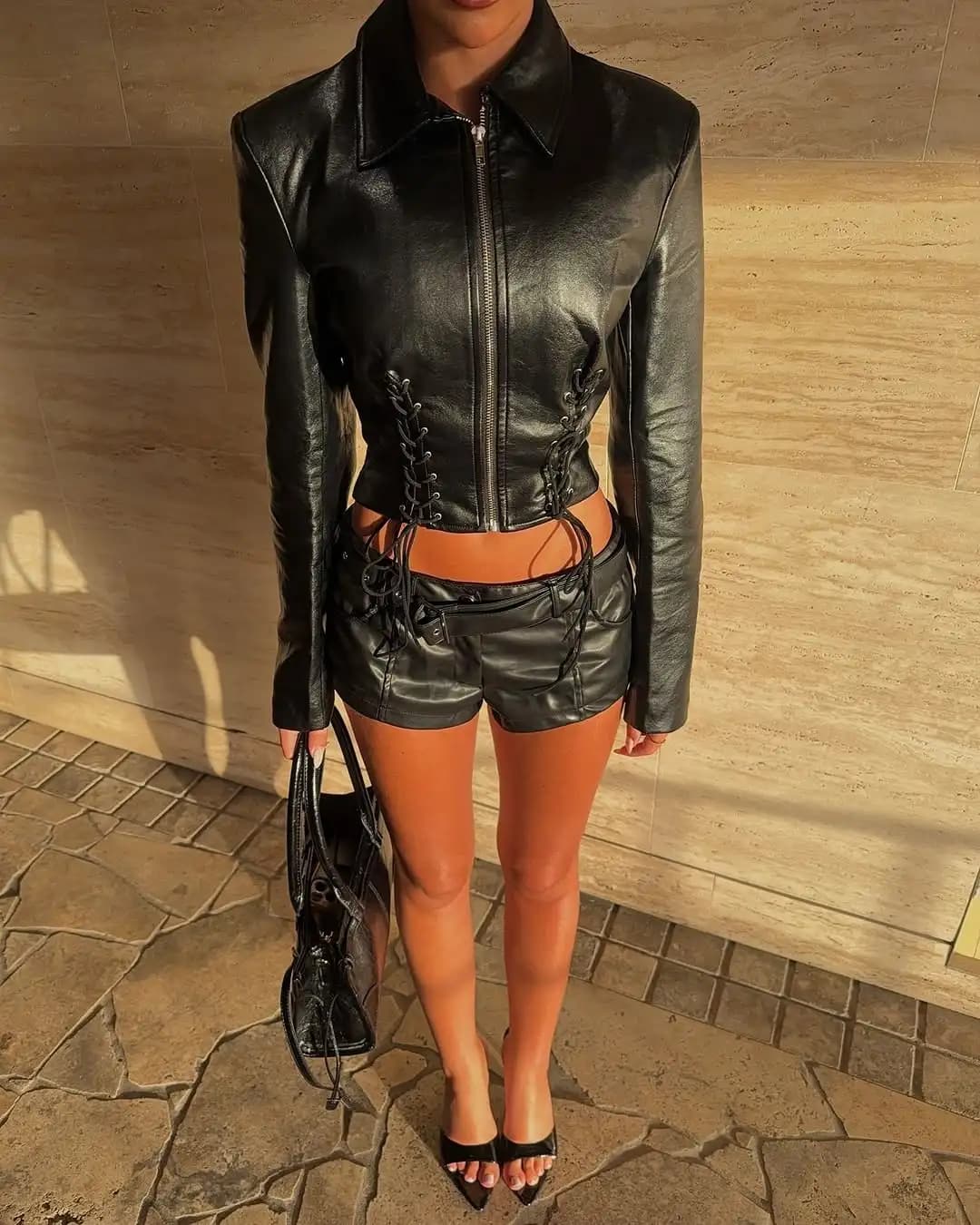 Set da Donna in Ecopelle Nera con Giacca e Shorts, Sexy Completo Slim a 2 Pezzi, Top con Zip a Manica Lunga e Mini Shorts, Abbigliamento da Festa e Streetwear